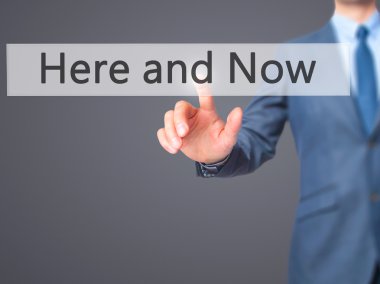 Ücretsiz teklif - dokunmatik ekran butonuna işadamı el basarak