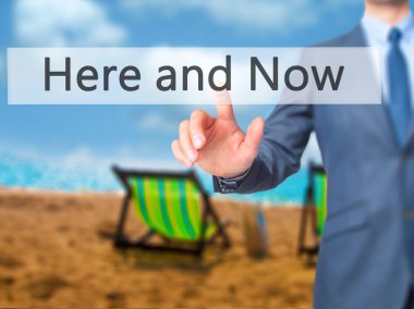 Ücretsiz teklif - dokunmatik ekran butonuna işadamı el basarak