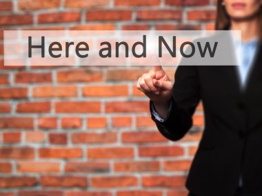 Ücretsiz teklif - dokunmatik ekran butonuna işadamı el basarak