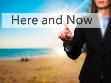 Ücretsiz teklif - dokunmatik ekran butonuna işadamı el basarak