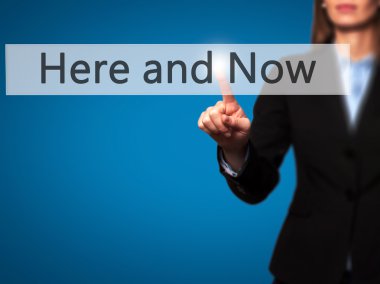 Ücretsiz teklif - dokunmatik ekran butonuna işadamı el basarak