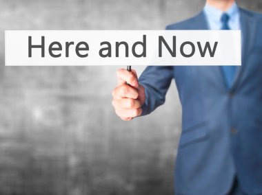 Ücretsiz teklif - dokunmatik ekran butonuna işadamı el basarak