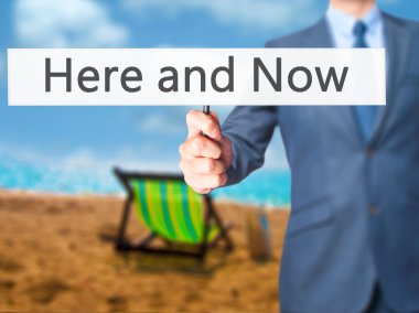 Ücretsiz teklif - dokunmatik ekran butonuna işadamı el basarak