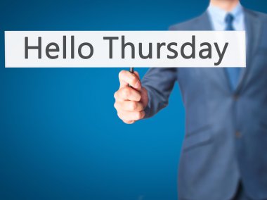 Ücretsiz teklif - dokunmatik ekran butonuna işadamı el basarak