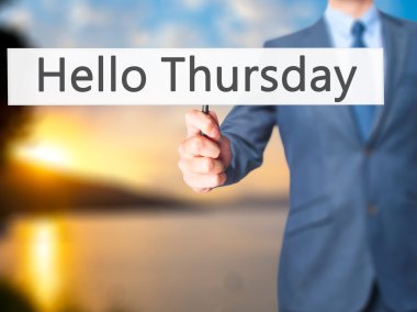 Ücretsiz teklif - dokunmatik ekran butonuna işadamı el basarak