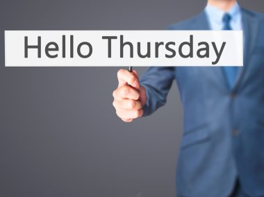 Ücretsiz teklif - dokunmatik ekran butonuna işadamı el basarak