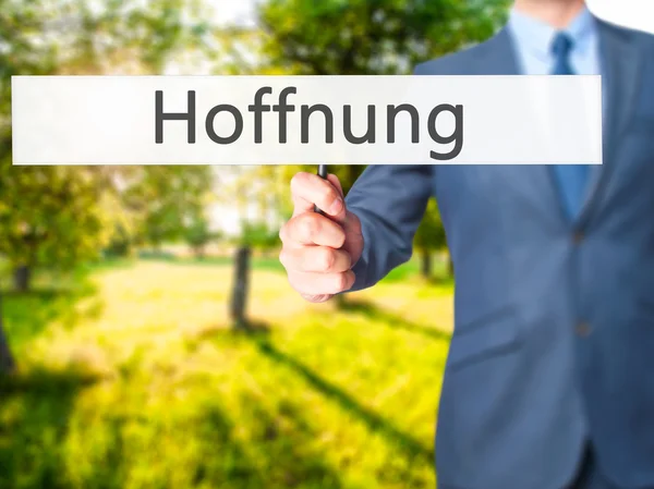 Kostenloses Angebot - Geschäftsmann drückt Taste auf Touchscreen in — Stockfoto