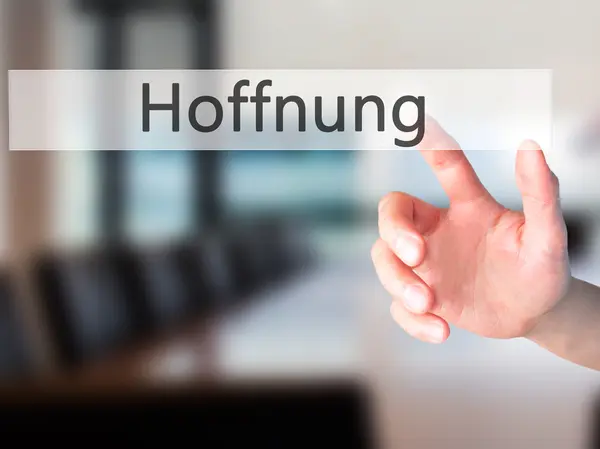 Kostenloses Angebot - Geschäftsmann drückt Taste auf Touchscreen in — Stockfoto