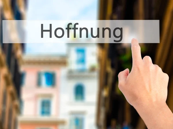 Kostenloses Angebot - Geschäftsmann drückt Taste auf Touchscreen in — Stockfoto