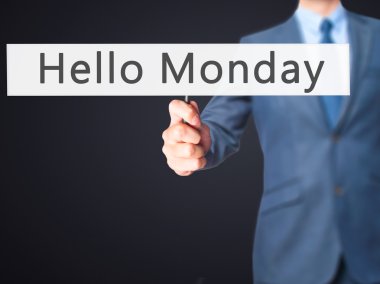 Ücretsiz teklif - dokunmatik ekran butonuna işadamı el basarak