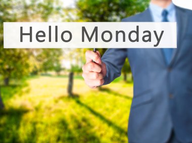 Ücretsiz teklif - dokunmatik ekran butonuna işadamı el basarak