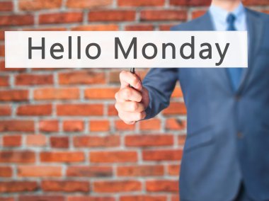 Ücretsiz teklif - dokunmatik ekran butonuna işadamı el basarak