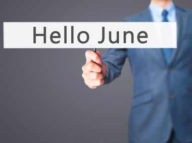 Ücretsiz teklif - dokunmatik ekran butonuna işadamı el basarak