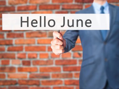 Ücretsiz teklif - dokunmatik ekran butonuna işadamı el basarak