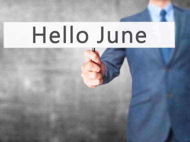 Ücretsiz teklif - dokunmatik ekran butonuna işadamı el basarak