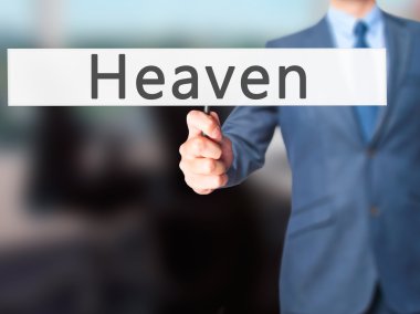 Ücretsiz teklif - dokunmatik ekran butonuna işadamı el basarak