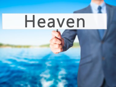 Ücretsiz teklif - dokunmatik ekran butonuna işadamı el basarak