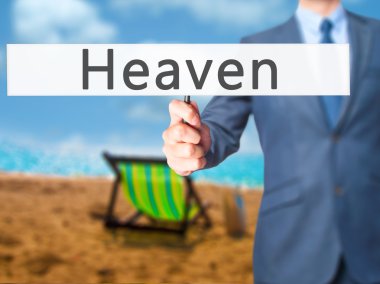 Ücretsiz teklif - dokunmatik ekran butonuna işadamı el basarak