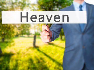 Ücretsiz teklif - dokunmatik ekran butonuna işadamı el basarak