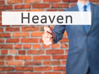 Ücretsiz teklif - dokunmatik ekran butonuna işadamı el basarak