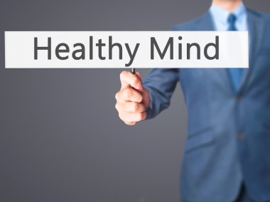 Ücretsiz teklif - dokunmatik ekran butonuna işadamı el basarak