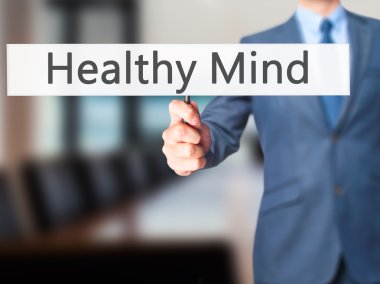 Ücretsiz teklif - dokunmatik ekran butonuna işadamı el basarak