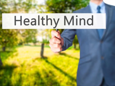 Ücretsiz teklif - dokunmatik ekran butonuna işadamı el basarak