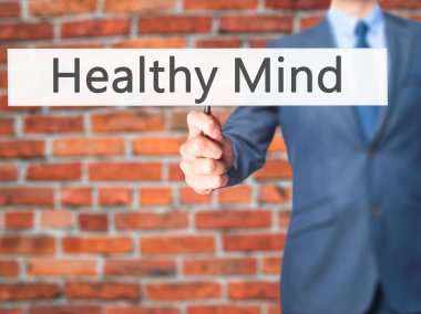 Ücretsiz teklif - dokunmatik ekran butonuna işadamı el basarak