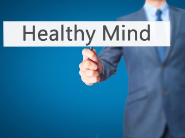 Ücretsiz teklif - dokunmatik ekran butonuna işadamı el basarak