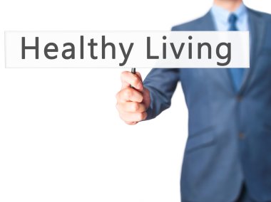 Ücretsiz teklif - dokunmatik ekran butonuna işadamı el basarak