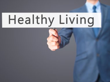 Ücretsiz teklif - dokunmatik ekran butonuna işadamı el basarak