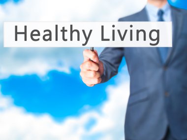 Ücretsiz teklif - dokunmatik ekran butonuna işadamı el basarak