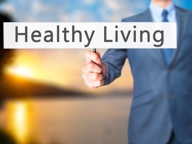 Ücretsiz teklif - dokunmatik ekran butonuna işadamı el basarak