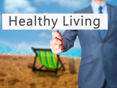 Ücretsiz teklif - dokunmatik ekran butonuna işadamı el basarak