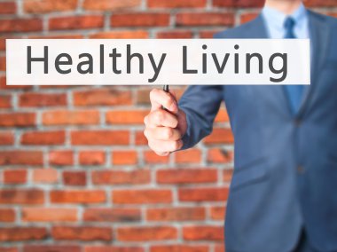 Ücretsiz teklif - dokunmatik ekran butonuna işadamı el basarak