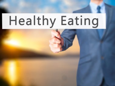 Ücretsiz teklif - dokunmatik ekran butonuna işadamı el basarak