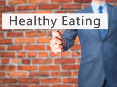 Ücretsiz teklif - dokunmatik ekran butonuna işadamı el basarak