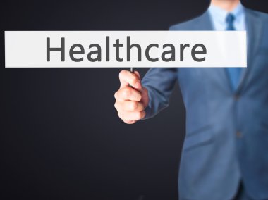 Ücretsiz teklif - dokunmatik ekran butonuna işadamı el basarak