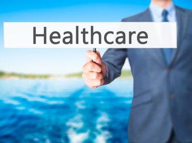 Ücretsiz teklif - dokunmatik ekran butonuna işadamı el basarak