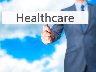 Ücretsiz teklif - dokunmatik ekran butonuna işadamı el basarak