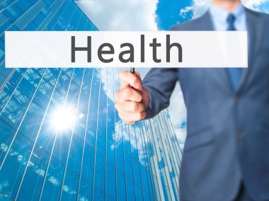 Ücretsiz teklif - dokunmatik ekran butonuna işadamı el basarak