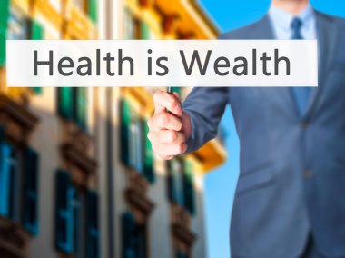 Ücretsiz teklif - dokunmatik ekran butonuna işadamı el basarak