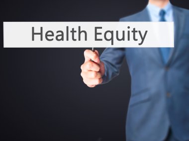 Ücretsiz teklif - dokunmatik ekran butonuna işadamı el basarak