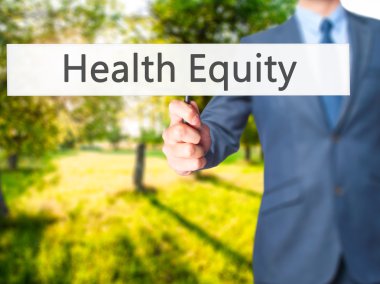 Ücretsiz teklif - dokunmatik ekran butonuna işadamı el basarak