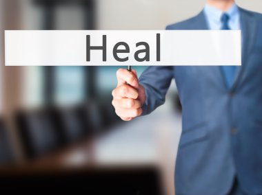 Ücretsiz teklif - dokunmatik ekran butonuna işadamı el basarak