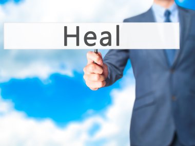 Ücretsiz teklif - dokunmatik ekran butonuna işadamı el basarak