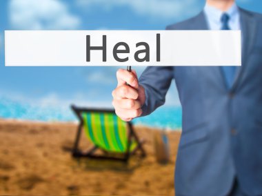 Ücretsiz teklif - dokunmatik ekran butonuna işadamı el basarak