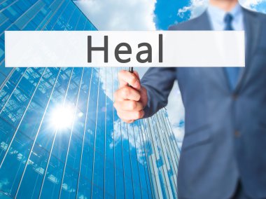 Ücretsiz teklif - dokunmatik ekran butonuna işadamı el basarak