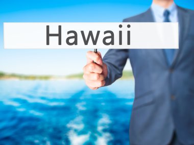 Ücretsiz teklif - dokunmatik ekran butonuna işadamı el basarak