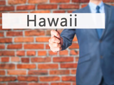 Ücretsiz teklif - dokunmatik ekran butonuna işadamı el basarak